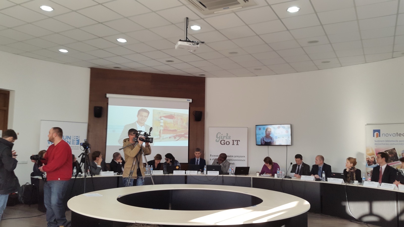 Photo from a VicandisLux event — conference and simultaneous-interpretation equipment (1/10)
