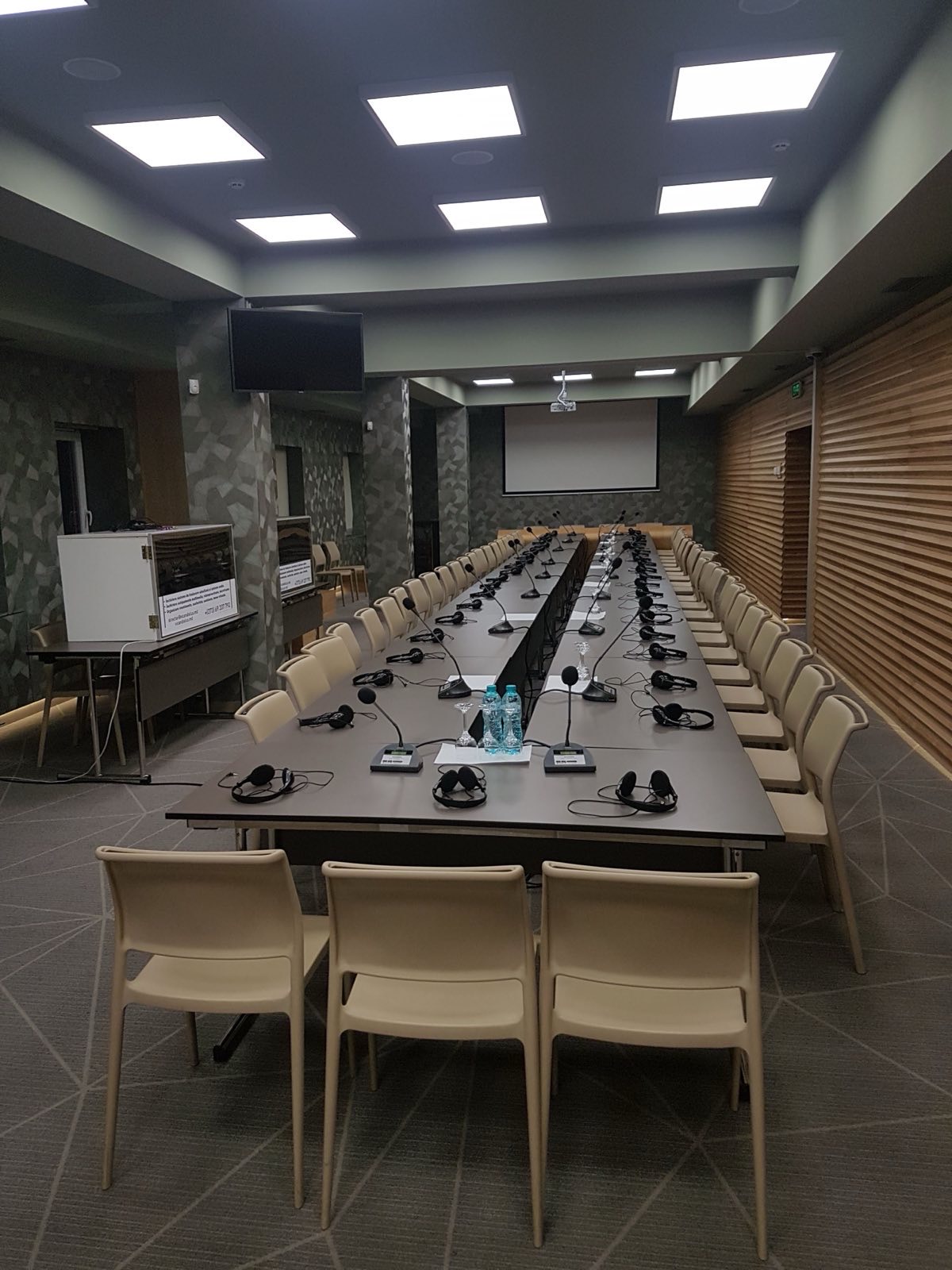 Photo from a VicandisLux event — conference and simultaneous-interpretation equipment (8/10)